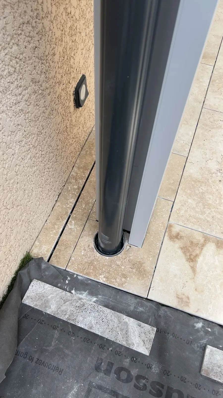 Terrasse en travertin avec bordure de galets
