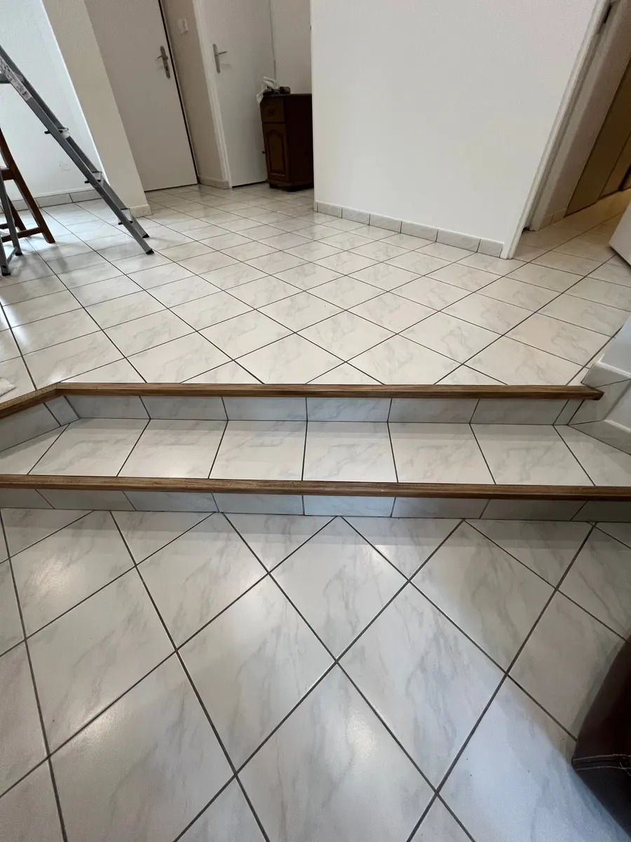 Carrelage posé en diagonale avec frise bois