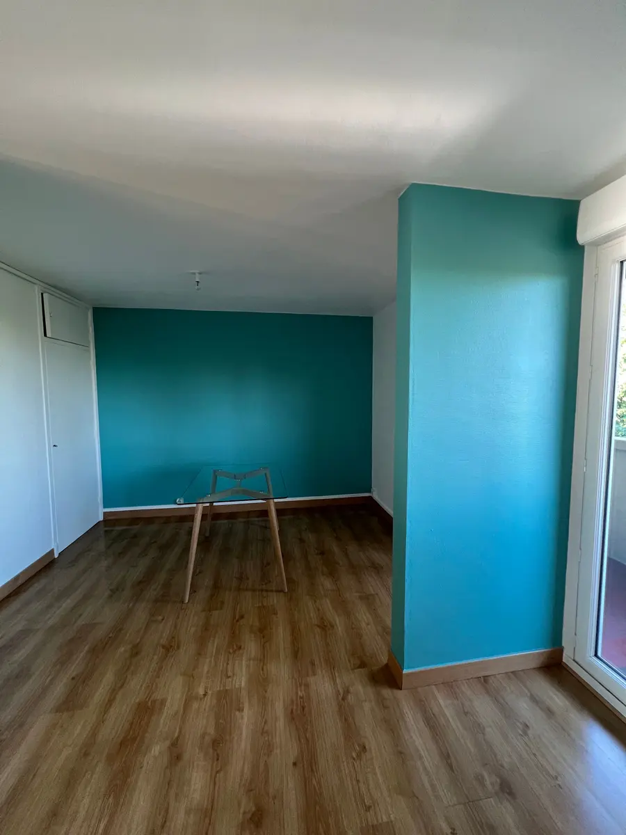 Chambre avec mur d'accent bleu canard