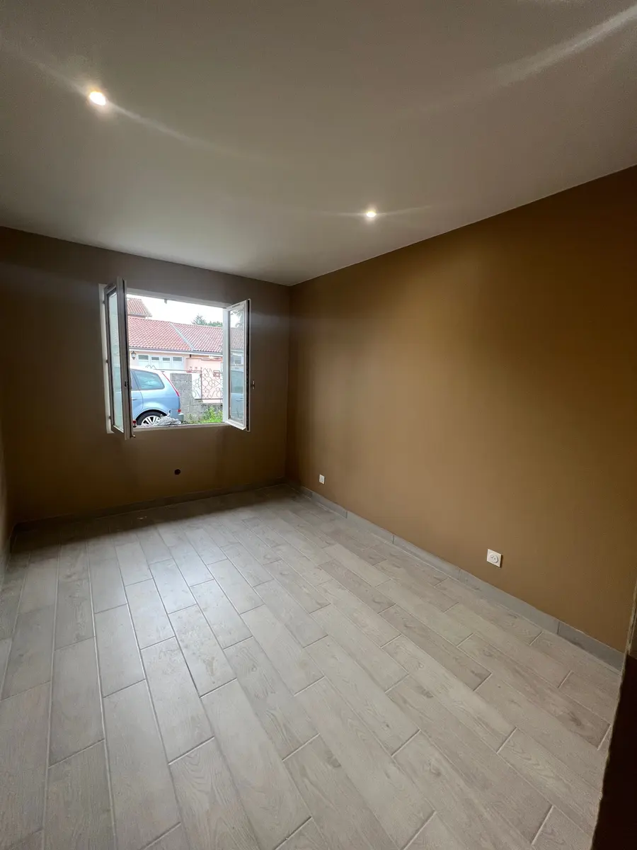 Chambre repeinte avec parquet stratifié neuf