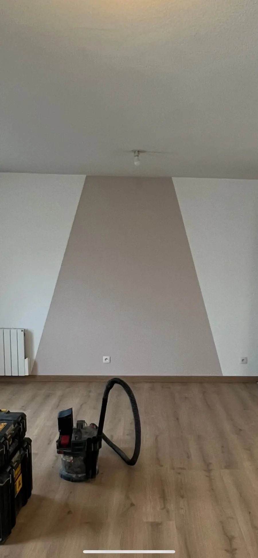 Mur peint en dégradé dans un salon