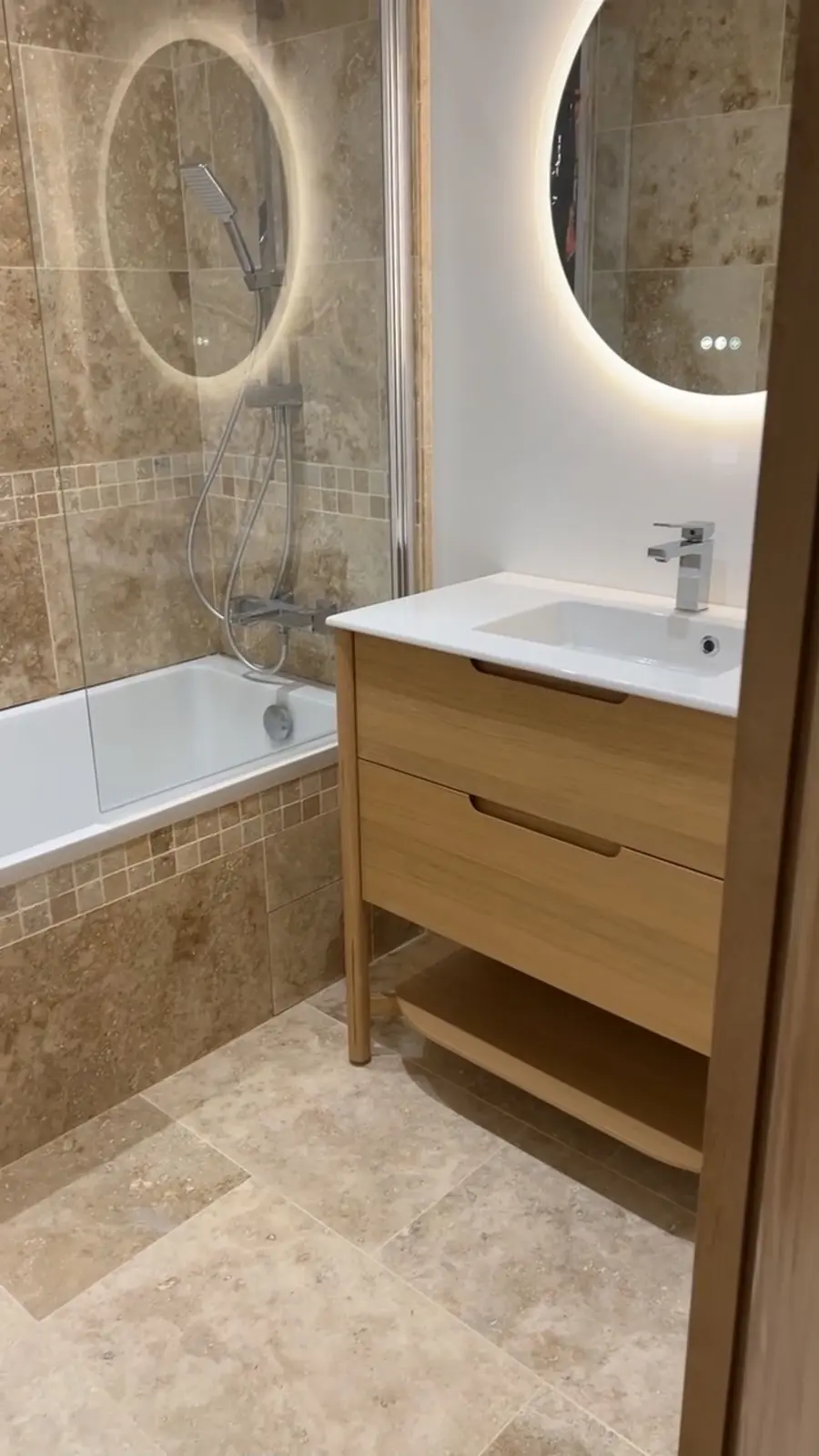 Salle de bain rénovée par Yohan Garcia : baignoire, meuble vasque bois et miroirs LED