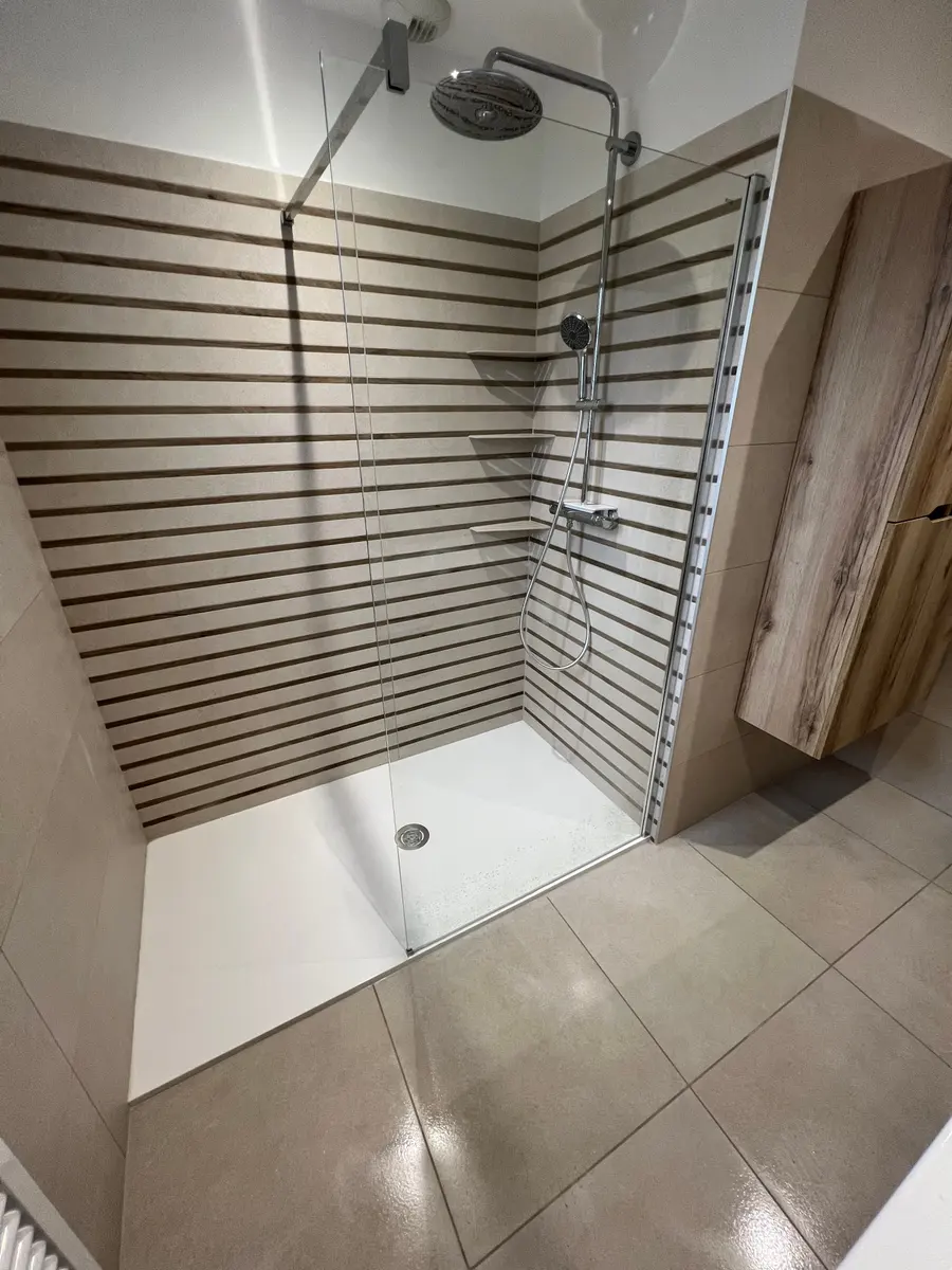Douche à l'italienne avec claustra bois et carrelage beige
