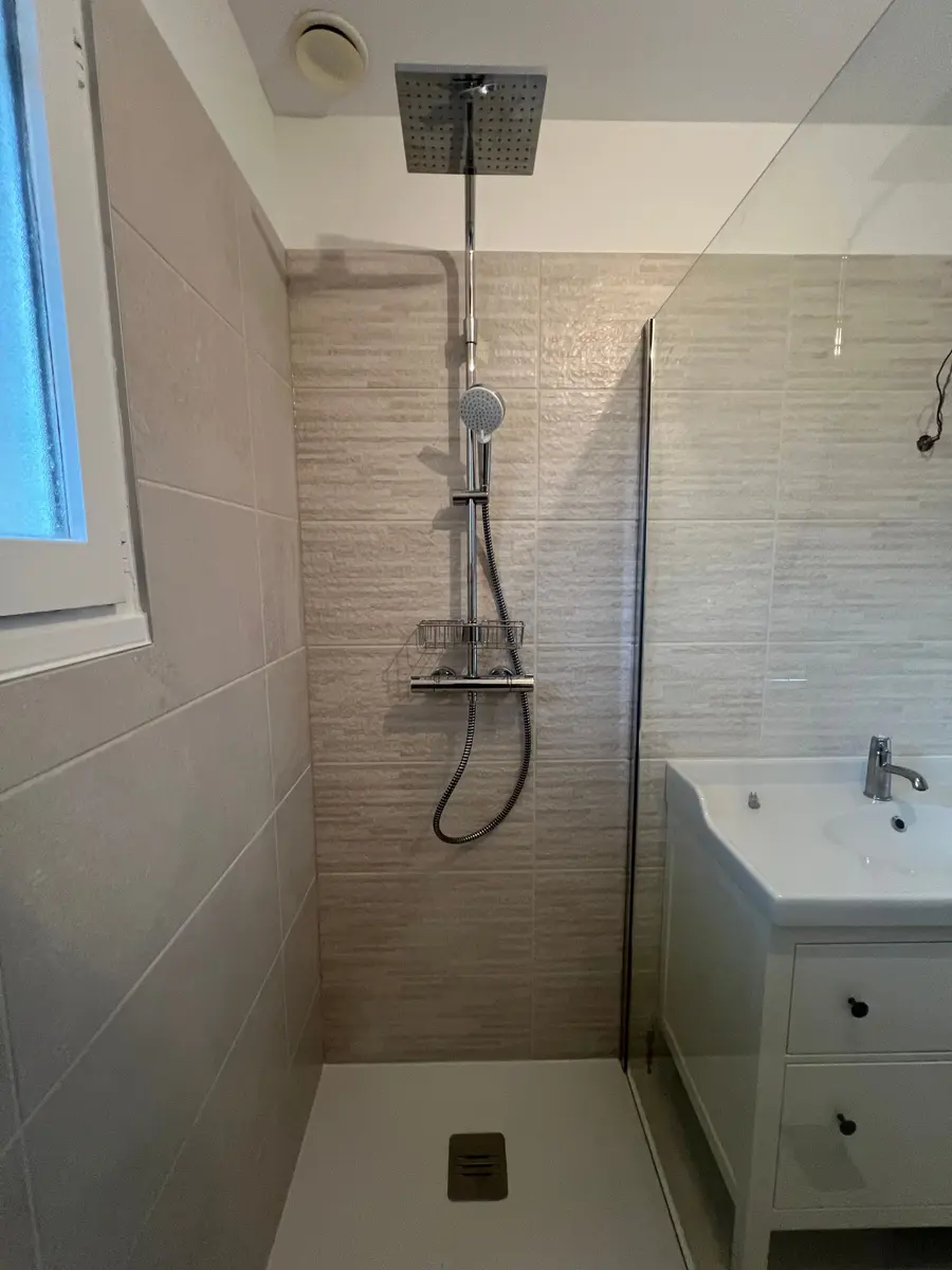 Douche avec faïence effet bois et sèche-serviettes