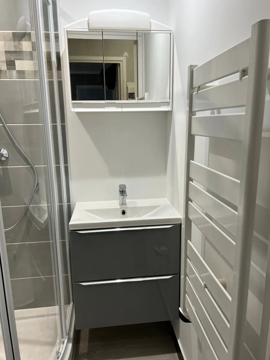 Douche noire et blanche avec paroi vitrée