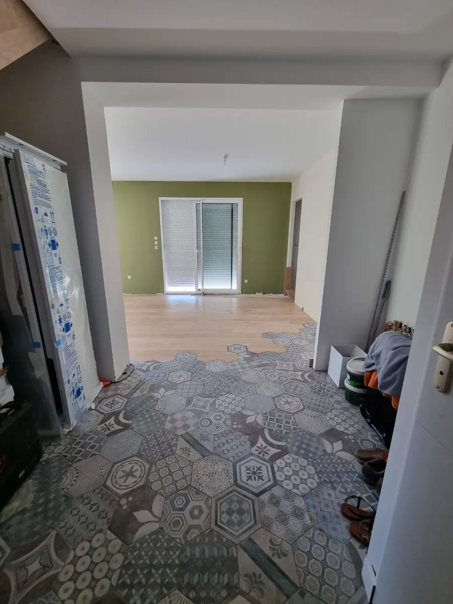 Couloir rénové avec carreaux de ciment et parquet