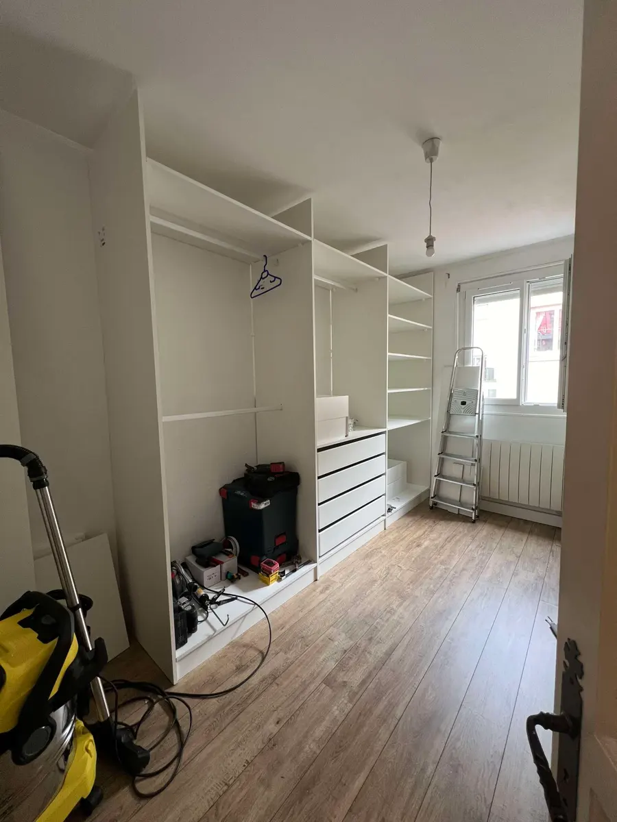 Dressing sur mesure avec étagères et penderies