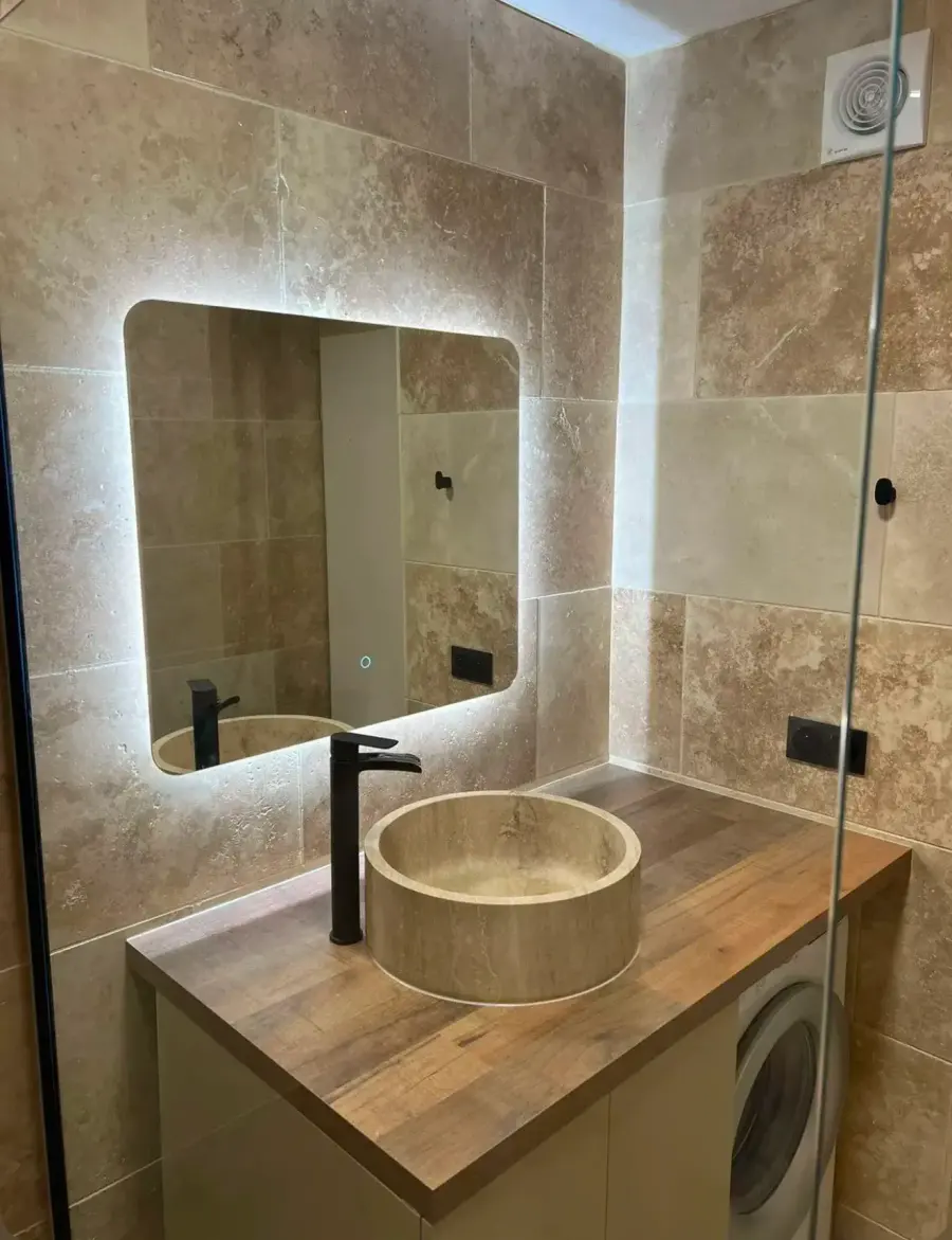 Meuble vasque et robinetterie installés dans une salle de bain neuve